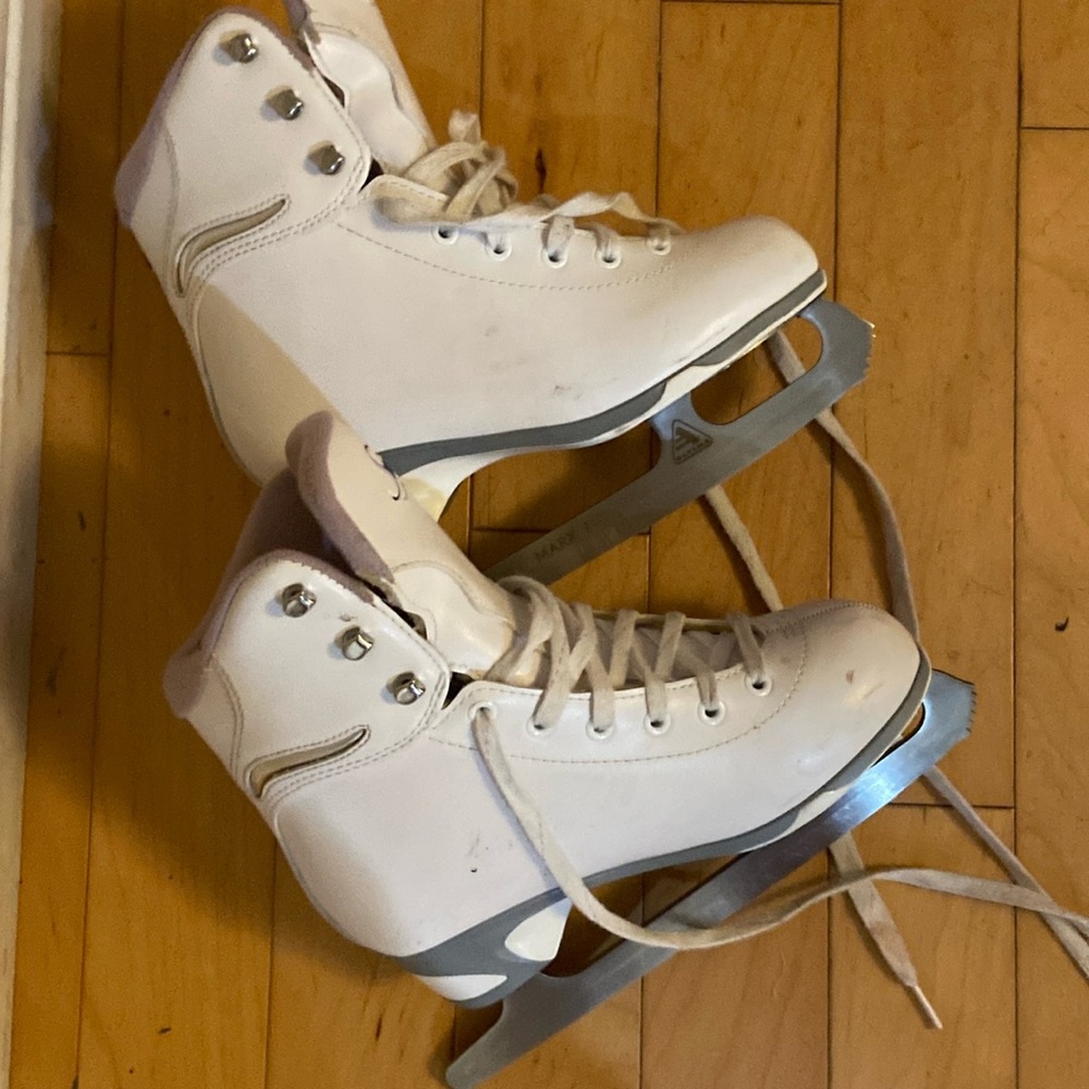 Soft skate Jackson ice skates size 4.